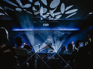 Josh Pyke performing in the banquet room