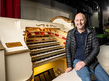 Kingston City Hall Wurlitzer Organ with man 